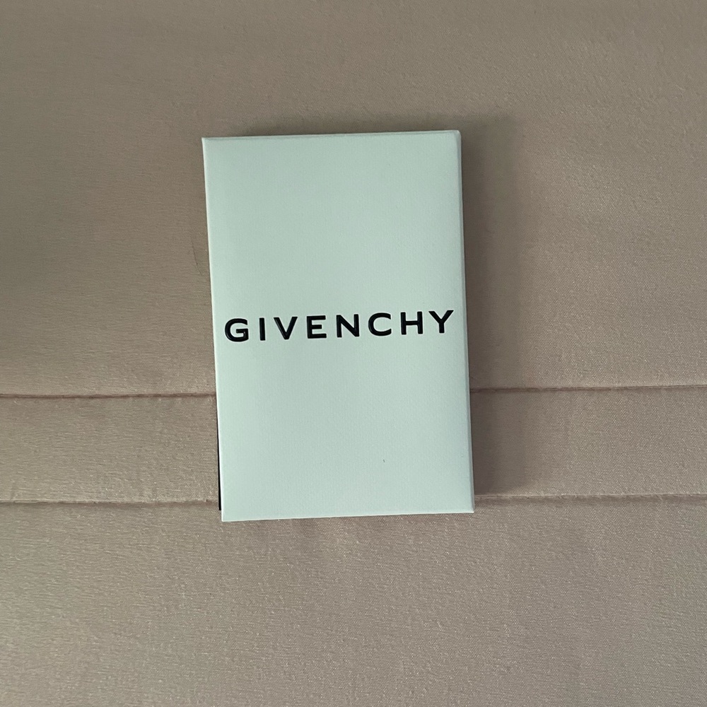 🆕 GIVENCHY Soft Calfskin Small Soft Antigon in Pearl Grey - Picture 10 of 16